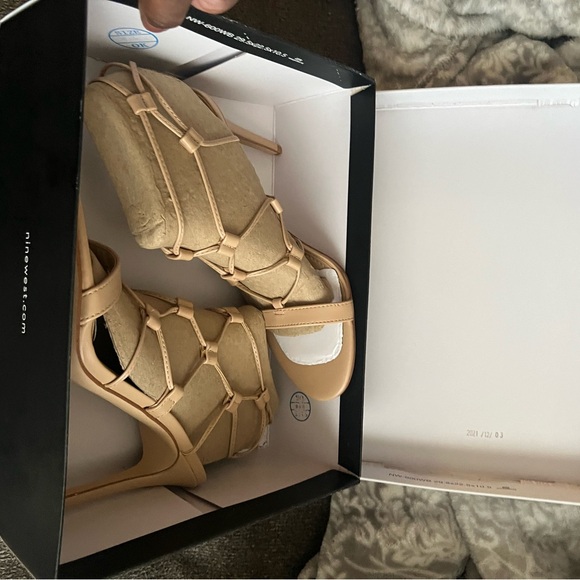 SEVERAL Never worn thigh high heels booties + a purse. 8.5-9 - Picture 9 of 13